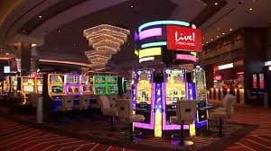 Dealer Live Casino melayani pemain dalam studio kasino kelas dunia